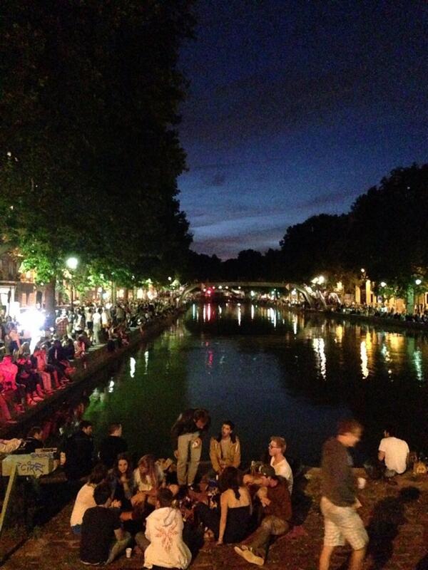 kippis_sg's tweet photo. 夏至の夜11時のパリ。緯度のせいでただでさえ薄明るいし、この夜は一晩中音楽祭。 http://t.co/t9inOW5hrJ