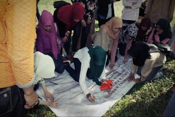 Sosek2013's tweet photo. Ikrar Mahasiswa Agribisnis Unsri 2013:) #WeekendFun cc: @agribisnis13PLG http://t.co/Mr8xBnuaj1