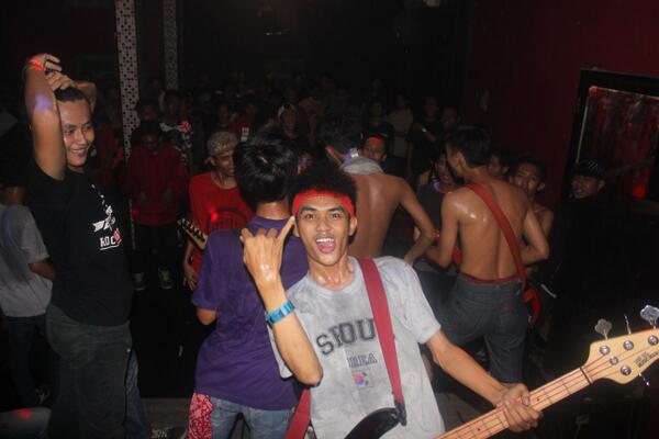 Nih dia beberapa foto @xmenpunkrock saat hadir 21 juni kemarin at.kedai 9 :D