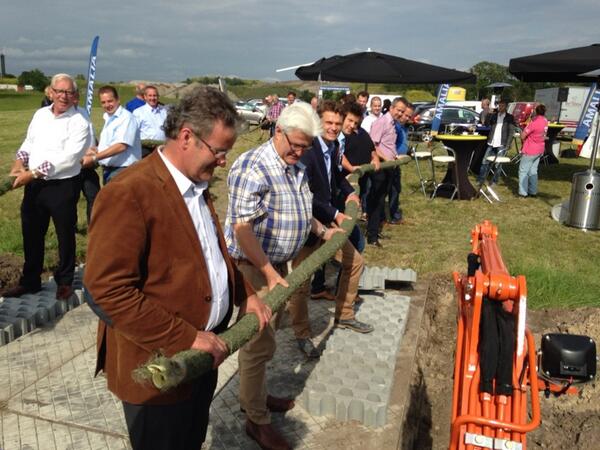 Bij Amaliabeursvoorbereiding gaan de handen uit de mouwen voor aanleg drainage. Succes, ondernemend Barneveld!