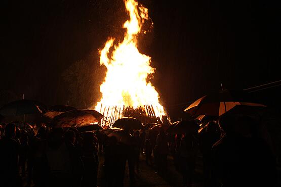 El agua no pudo con la Catedral del Fuego de San Juan de la Mata…la hoguera más grande Europa infobierzo.com/el-agua-no-pud…