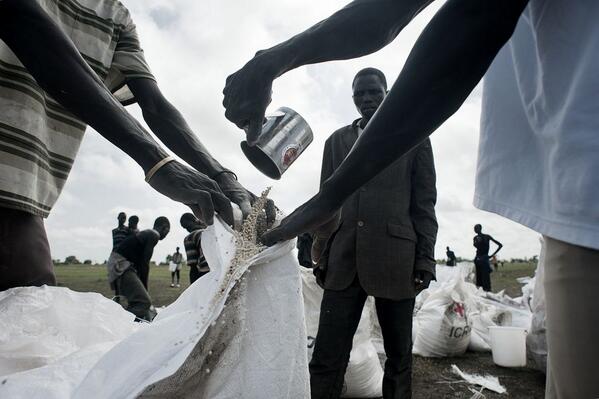 Stunning photos by <a href="/JacobZocherman/">Jacob Zocherman</a> of <a href="/ICRC/">ICRC</a>'s airdrop over South Sudan as the rains begin: blogs.redcross.org.uk/emergencies/20…
