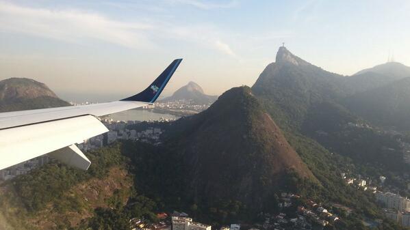 PiXaV's tweet image. Magnifique l'atterrissage à Rio ! Survol du Maracana, vue du christ et du pain de sucre. Tout ça dans l'avion Senna !