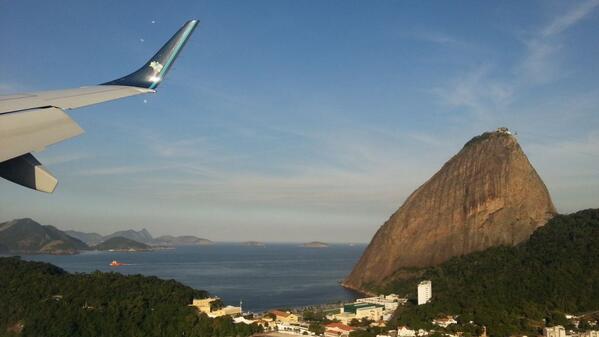 PiXaV's tweet image. Magnifique l'atterrissage à Rio ! Survol du Maracana, vue du christ et du pain de sucre. Tout ça dans l'avion Senna !