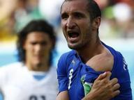 Suarez il «cannibale»  e quel morso a Chiellini Guarda le immagini goo.gl/TwVtG4