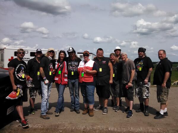 Guess who stopped by to lend a hand to our Rocktar #RedCrossers in #Pilger?  It's @bretmichaels!