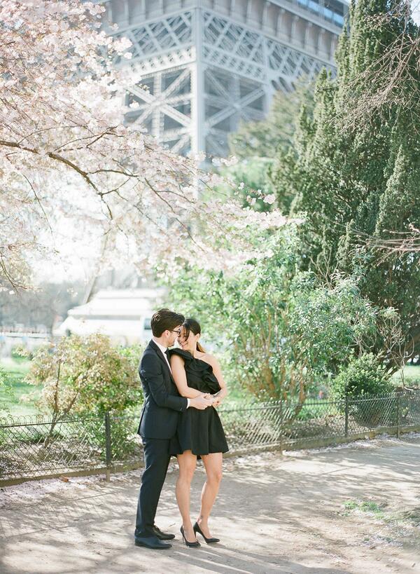 There's nothing like a Parisian engagement shoot underneath the Eiffel Tower stylemepretty.com/2014/06/20/par… Photo: @GregFinck