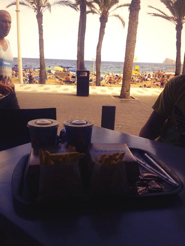 sergiomoragil's tweet photo. Asi es como se come un buen burguer jajajaj @KinyMorales http://t.co/NCp05wSSSd