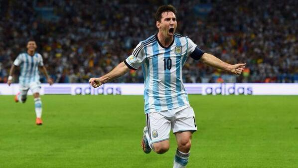 ActuFoot_'s tweet photo. Bon anniversaire à Lionel Messi qui fête aujourd'hui ses 27 ans ! http://t.co/bh6ulXck1N