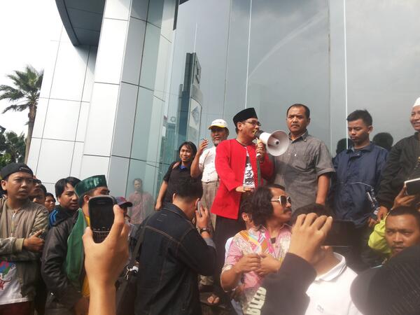 INFO_BETAWI's tweet photo. MUKE GILE LU PADA SONGONG MA BABEH, NOH ANAKNYA BABEH MENGKELAP.. MASIH NYARI DUWIT DI JAKARTA JGN SONGONG LU YE PADE http://t.co/41WRaHWVkv