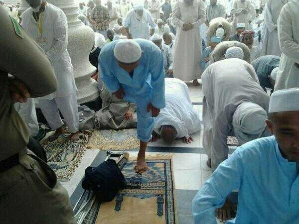 AlwatanNews24's tweet photo. لم تُثنهِ إعاقته عن صلاة الجماعة ، صورة مُلهمة ومُحفّزة لكل متكاسلٍ عن الصلاة..

#أروع_الصور 
#غرد_بصورة 
- http://t.co/O8fUk1R3vw
