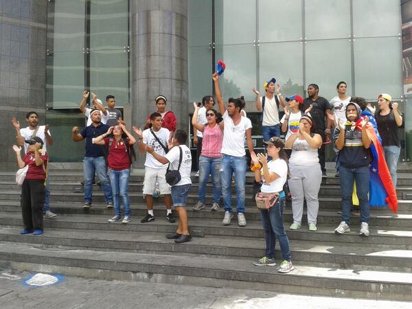 jennyromeroh's tweet photo. #ccs #SAA @losmangosval #tribu @ResistenciaLS @AcaEduardo @AndresColina VENEZUELA LLEGO LA HORA http://t.co/8pAIWTicSO