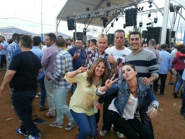 DamotaIsmael87's tweet photo. Buena fiesta con @Borrero_jos @javichucho22 @miriamgmezromer @Laura_Caceres1 http://t.co/cuqgvfFLbZ