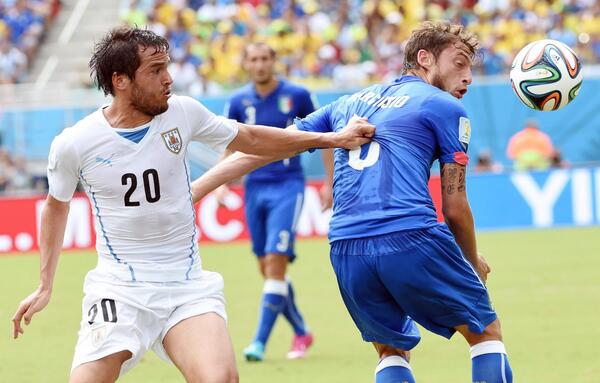 Italia-Uruguay 0-1, decidono Godin e arbitro Rodriguez. Prandelli e Abete lasciano Bq6V_rhIUAAxbUr