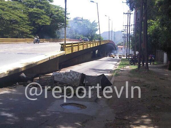 TrasCamaras's tweet photo. "@reportevln: Persisten enfrentamientos y barricadas en el elevado El Viñedo #Valencia #24Junio http://t.co/grGe1zyuTh"
