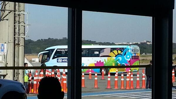 PiXaV's tweet image. Y a le bus des USA à l'aéroport de Sao Paulo.