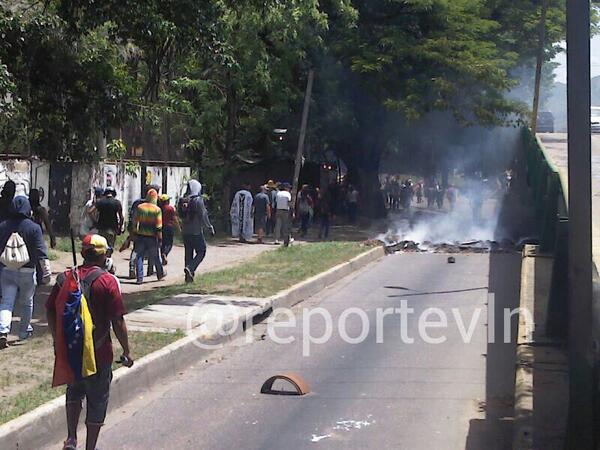 TrasCamaras's tweet photo. "@reportevln: Persisten enfrentamientos y barricadas en el elevado El Viñedo #Valencia #24Junio http://t.co/grGe1zyuTh"