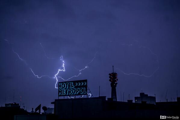 dulcedavilamx's tweet photo. #ClickDeHoy Relampago #HotelMetropol #Luz http://t.co/tZ0v9yubVt