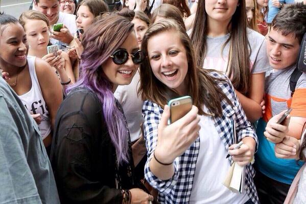 wronglovah's tweet image. ta se vestido bem ne sua cachorra