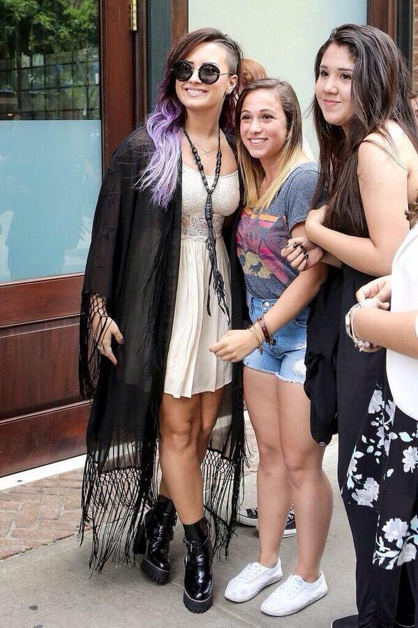 wronglovah's tweet image. ta se vestido bem ne sua cachorra