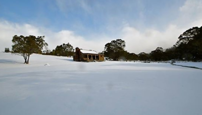 ElmCottageTumut's tweet photo. Fabulous snowfalls in the past 48 hours, time to get your skis and boards on! http://t.co/pUFTIROdpl