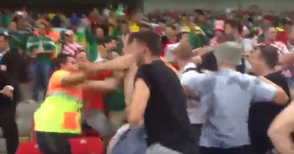 diario24horas's tweet photo. Aficionados del #CROvsMEX protagonizaron otra batalla en las gradas. Aquí el VIDEO -> http://t.co/CYczjFkqam http://t.co/CohfwYIW84