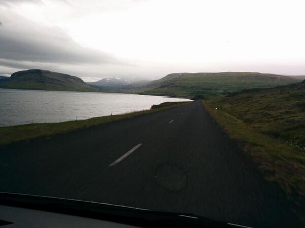 #wowcyclothon byrjað. Frekar auðvelt ennþá. Sit í heitum bíl að rúnta um hvalfjörðinn. Öll föt þurr ennþá.