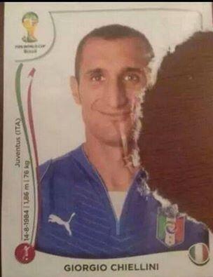 CNEWS_Sport's tweet photo. La vignette panini de #Chiellini après #ITAURU (v/ @FootballFunnys) http://t.co/BUuYALQeQ0