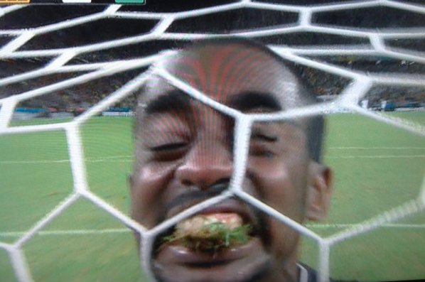 Bq7QW8jIAAAd5pc WTF! Ivory Coast goalie Boubacar Barry celebrates his sides equaliser v Greece by eating grass [Picture]
