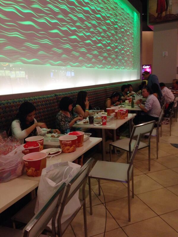 EOctubre's tweet photo. Because we Filipinos love our jolibee! #lasvegas #turningpoint #wfgmatheson http://t.co/e2AJnk7e9K