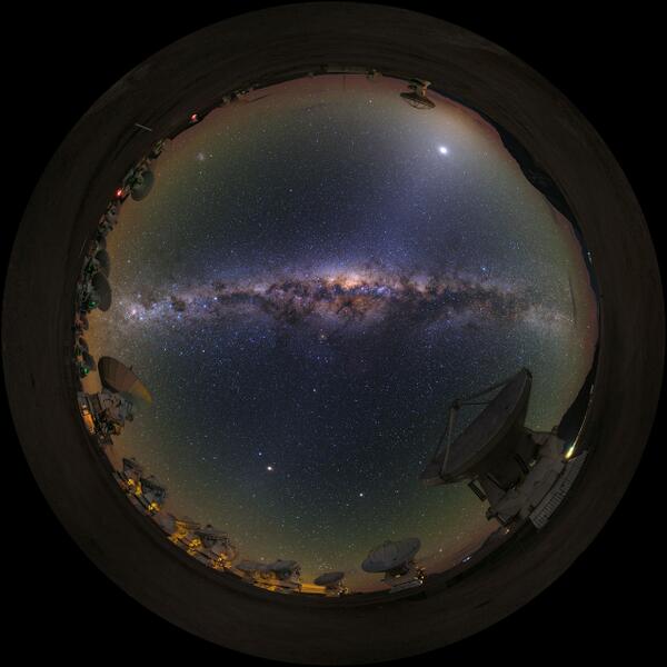 A fish-eyed view of the Milky Way &amp; #ALMA. Credit: B. Tafreshi/ESO eso.org/public/images/… #eso #MilkyWay #chile