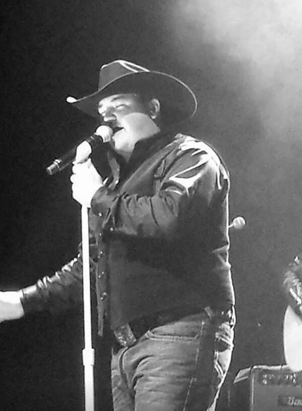 tworthington43's tweet photo. @blakeshelton @mirandalambert here's our boy doing what he loves #VoiceTour http://t.co/vMxbQtGsbv