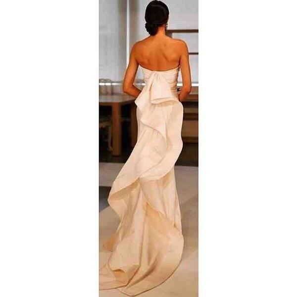 CristopherMnds's tweet image. This Oscar de la Renta wedding gown though ✨✨ #demdetailsdoe #datback #TuesdayTrends