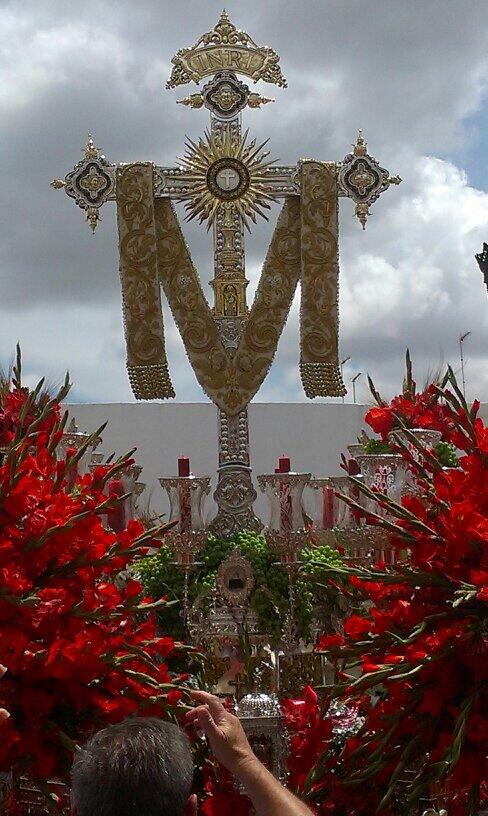 NuriaTeba's tweet photo. Ese corpus de mañana no necesita de sol, vas iluminando tu paso con tu brillo y resplandor.... Q verdad más verdadera http://t.co/bEL0hapiYJ