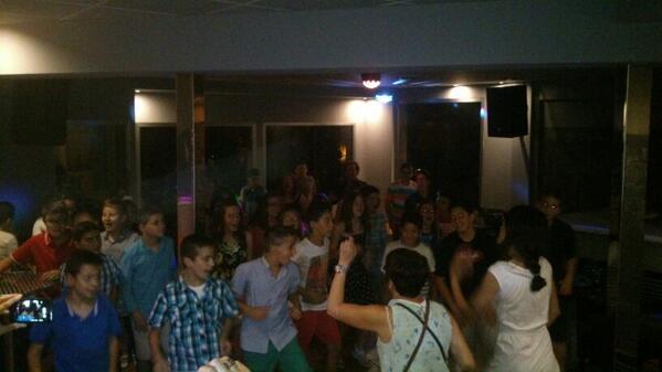 DejavuBowling's tweet image. En @magosarchena también se la gozan los alumnos del Miguel Medina en su graduación! #MagosDesdePequeños