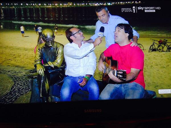 Atty_81's tweet image. Qualcuno ci fa sorridere nonostante la sconfitta @DiMarzio #skymondiale #brasil2014 @SkySport #copacabananight&amp;amp;day