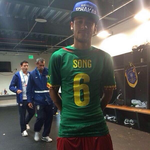 uaicrisnj's tweet photo. Neymar com a camisa do Song http://t.co/ixj2uoflOc