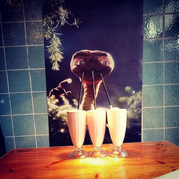 BurgerJointCPH's tweet photo. E.T. Shake Home - Prøv vores fløde shakes lavet af islendsk is ;) http://t.co/v4xgvSfxi2