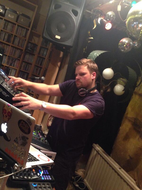 JacksHouseTV's tweet photo. @_sjhudson finishing off tonight with some deep tech beats http://t.co/pve6Y8APMl