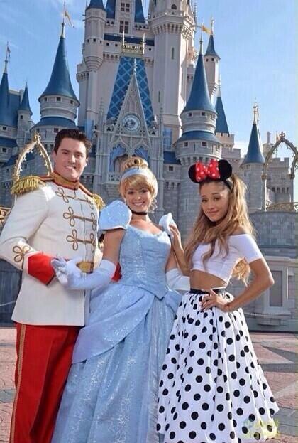 alanamelisa's tweet photo. “@ArianasIndo: Ariana kemarin ke Disney World😍❤️🙏😍💅👩💁 http://t.co/jsjJi5Vc2X”