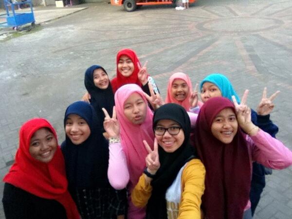 Elcifour's tweet photo. Masih belum sampe aja uda absen selfie dulu: )) happy holiday elcifour! http://t.co/wJeEBt7IwX