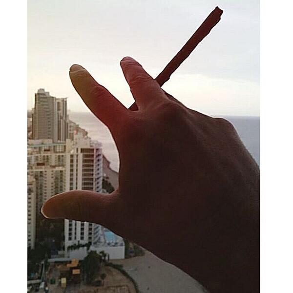 ForeverLavi's tweet photo. "3 Fingers to the Sun" #Loyalty #Royalty #Peace #7Love #SoHigh #TheSummit #WeForeverFly #LVL http://t.co/IHHvyKcTP3