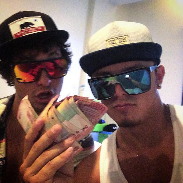 codysholes's tweet photo. About to rent a scooter on Bali !! @Jakeescandon http://t.co/JCAwm8MZy0