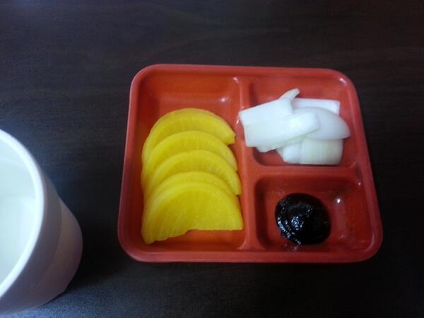 tangripark's tweet photo. 단무지 춘장 나왓따 http://t.co/3ixWJ6FBUa