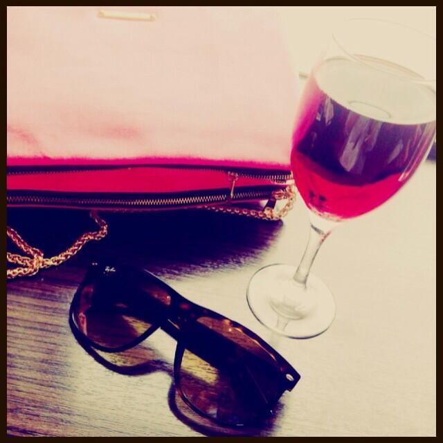 成田空港なう。こんな時間から贅沢にワイン♡いってきま〜す！ http://t.co/iVmWbWHGm6