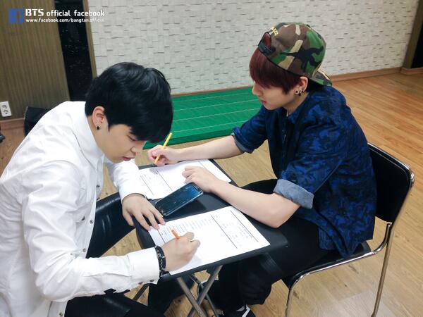 bts_bighit's tweet photo. [BTS FESTA 2014 비하인드] 준비과정 이모저모 업데이트! (https://t.co/ch11A4QrV8)
#열심히준비한_축제준비위원회_방탄소년단 http://t.co/gCqTAb8Abn