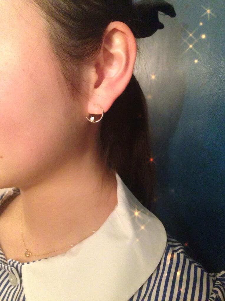 Tiny No Twitter M 制服ワンピースに三日月ピアス Kittenネックレスコーディネート もう片方の耳にはエトワールピアス モデルはtinyスタッフ Http T Co N4v65jqwo5