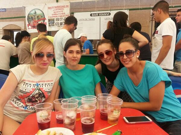 isascespedes's tweet photo. Vivan las fiestas del puente y viva San Antonio!!!   @alby_10 @Celia7s http://t.co/OHGuO6uMvi