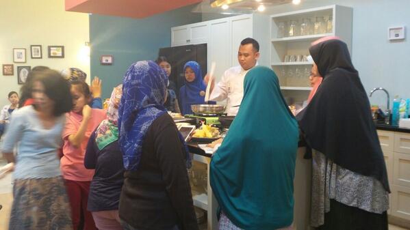cynmarcella's tweet photo. Chef Dian dikerubungi ibu2 yang antusias #RumahInspirasi @MSLiving_ID http://t.co/fwRd5gDIgi