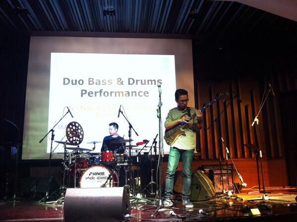 MusicFestUPH's tweet photo. Duo Fajar Adi Nugroho ft Echa Soemantri membawakan lagu Bengawan Solo. Outstanding! #MusicFestUPH http://t.co/qlX6OO2rrP